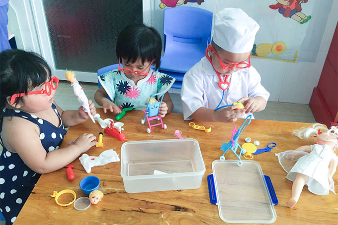 Hoạt động trò chơi bé làm bác sĩ  tại Trường Mầm non tư thục Bảo Châu (phường Ninh Hiệp).