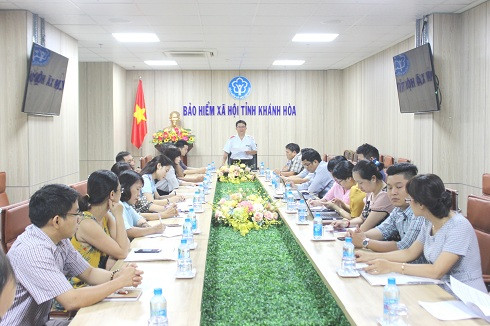 Tổ công tác liên ngành thu nợ bảo hiểm xã hội, bảo hiểm y tế tỉnh Khánh Hòa làm việc với các đơn vị nợ.