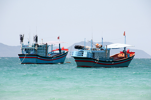 Tàu cá của ngư dân phường Ninh Thủy chuẩn bị vươn khơi. 