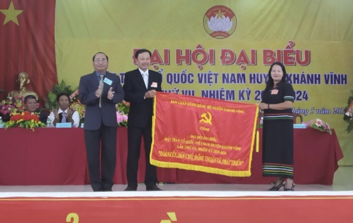 Lãnh đạo Huyện ủy Khánh Vĩnh tặng bức trướng cho đại hội