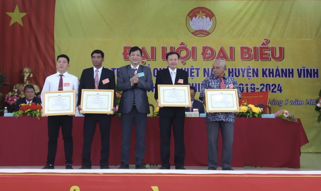 Đồng chí Huỳnh Mộng Giang - Phó Chủ tịch UBMTTQ Việt Nam tỉnh trao bằng khen cho các cá nhân và tập thể 