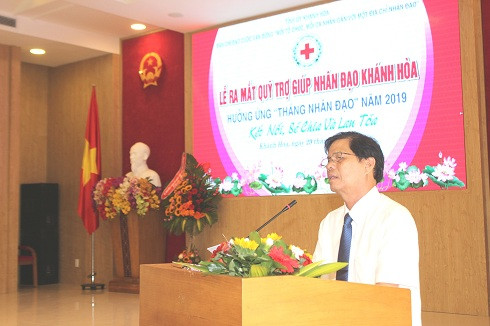 Ông Nguyễn Tấn Tuân phát biểu tại buổi lễ ra mặt Quỹ Trợ giúp nhân đạo Khánh Hòa.