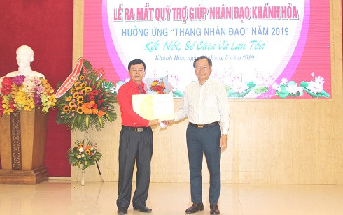 Ông Nguyễn Đắc Tài trao quyết định thành lập Quỹ Trợ giúp nhân đạo Khánh Hòa.