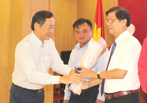 Ông Nguyễn Đắc Tài trao hoa chúc mừng Hội đồng quản lý Quỹ Trợ giúp nhân đạo Khánh Hòa.