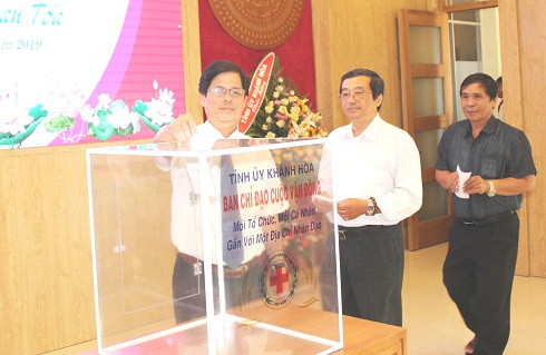 Ông Nguyễn Tấn Tuân cùng lãnh đạo các sở, ban, ngành, doanh nghiệp, nhà hảo tâm tham gia ủng hộ Quỹ Trợ giúp nhân đạo Khánh Hòa.