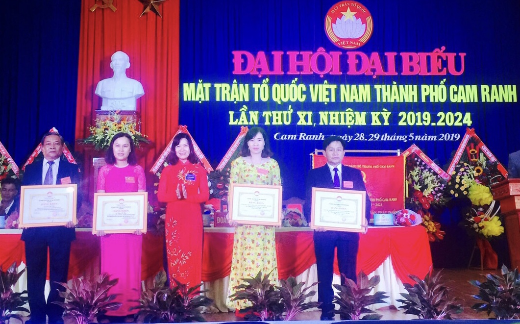 Bà Huỳnh Thị Phượng - Phó Chủ tịch UBMTTQ Việt Nam tỉnh trao bằng khen cho các tập thể và cá nhân