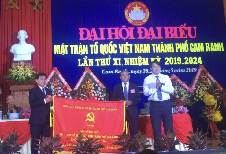 Lãnh đạo Thành ủy Cam Ranh tặng bức trướng cho đại hội