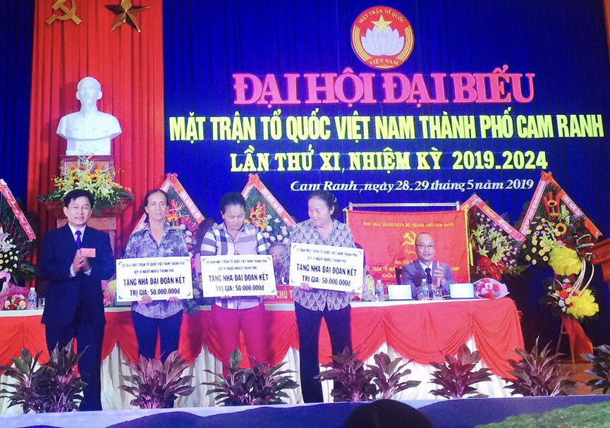 Ông Nguyễn Khánh Hòa - Chủ tịch UBMTTQ Việt Nam TP. Cam Ranh trao tượng trưng nhà đại đoàn kết cho người nghèo