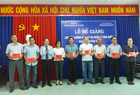 Ông Nguyễn Anh Tuấn - Chủ tịch UBND TP. Nha Trang trao chứng chỉ cho các học viên.