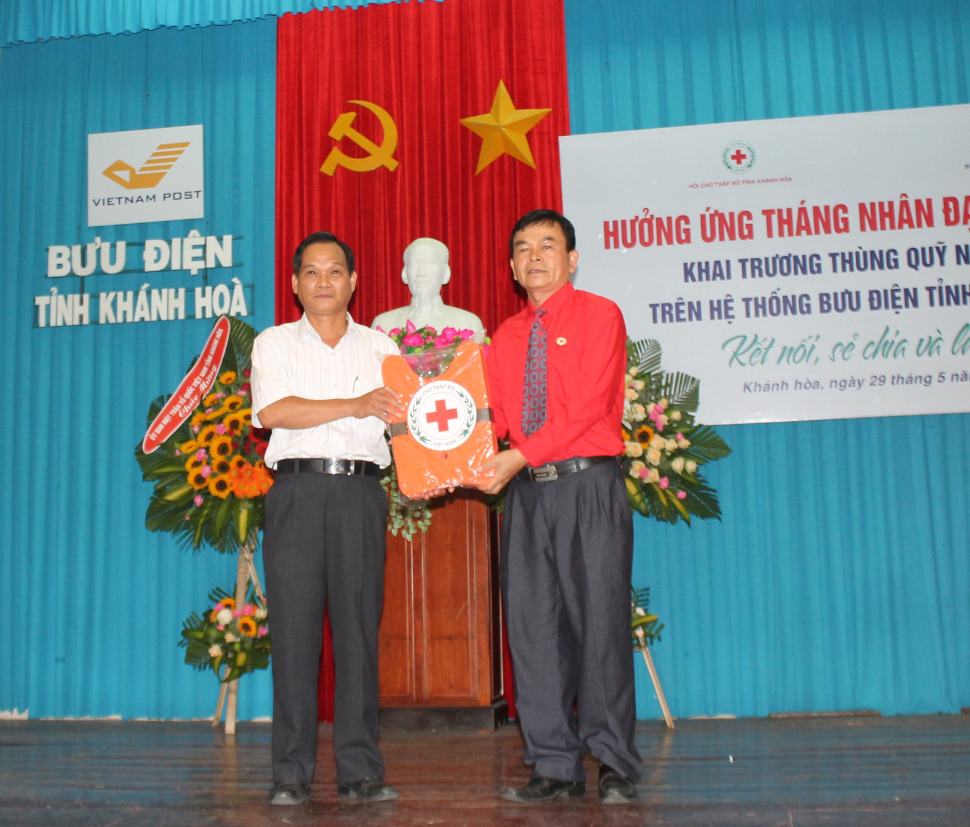 Hội Chữ thập đỏ tỉnh Khánh Hoà tặng áo phao cho huyện Khánh Vĩnh 