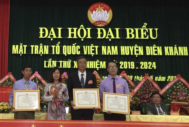 Bà Huỳnh Thị Phượng - Phó Chủ tịch UBMTTQ Việt Nam tỉnh trao bằng khen cho các tập thể và cá nhân