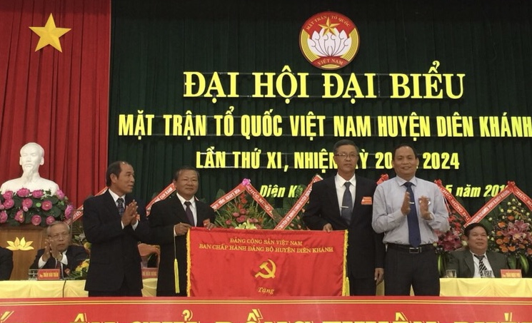 Lãnh đạo Huyện ủy Diên Khánh tặng bức trướng cho đại hội