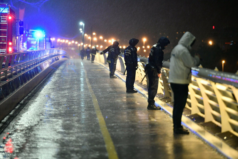 Cảnh sát và lực lượng cứu hộ rà soát từng ngóc ngách trên sông Danube. Nguồn: New York Times.