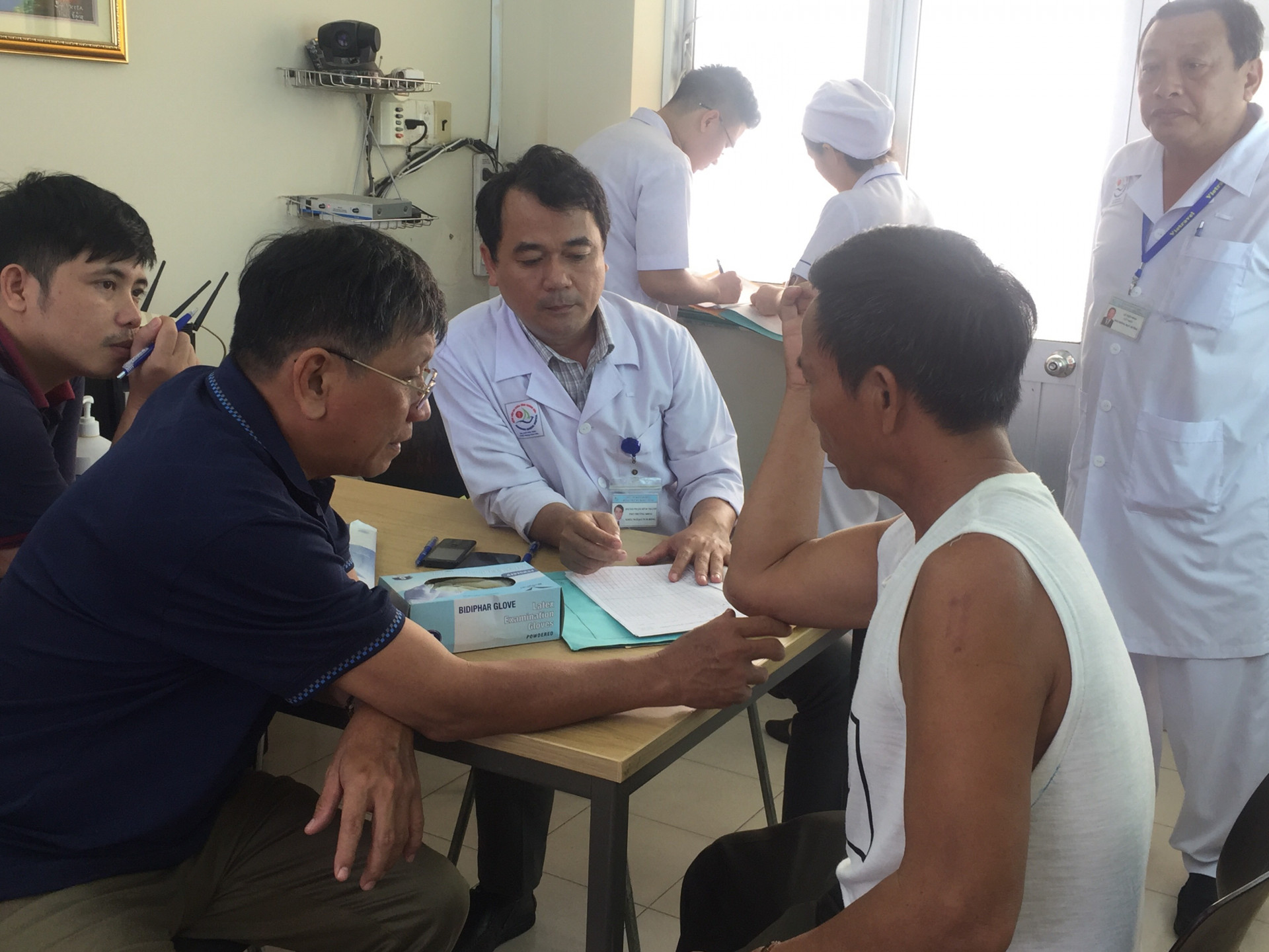 Đoàn bác sĩ Bệnh viện Chấn thương Chỉnh hình TP. Hồ Chí Minh khám cho bệnh nhân ở tỉnh Khánh Hoà
