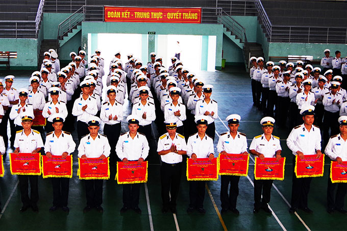 Lãnh đạo Học viện Hải quân trao giải cho các tập thể.