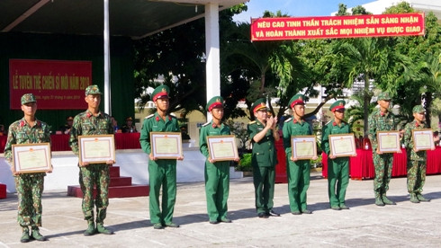 Lãnh đạo Bộ CHQS tỉnh Khánh Hòa trao giấy khen cho những chiến sĩ mới có thành tích xuất sắc.