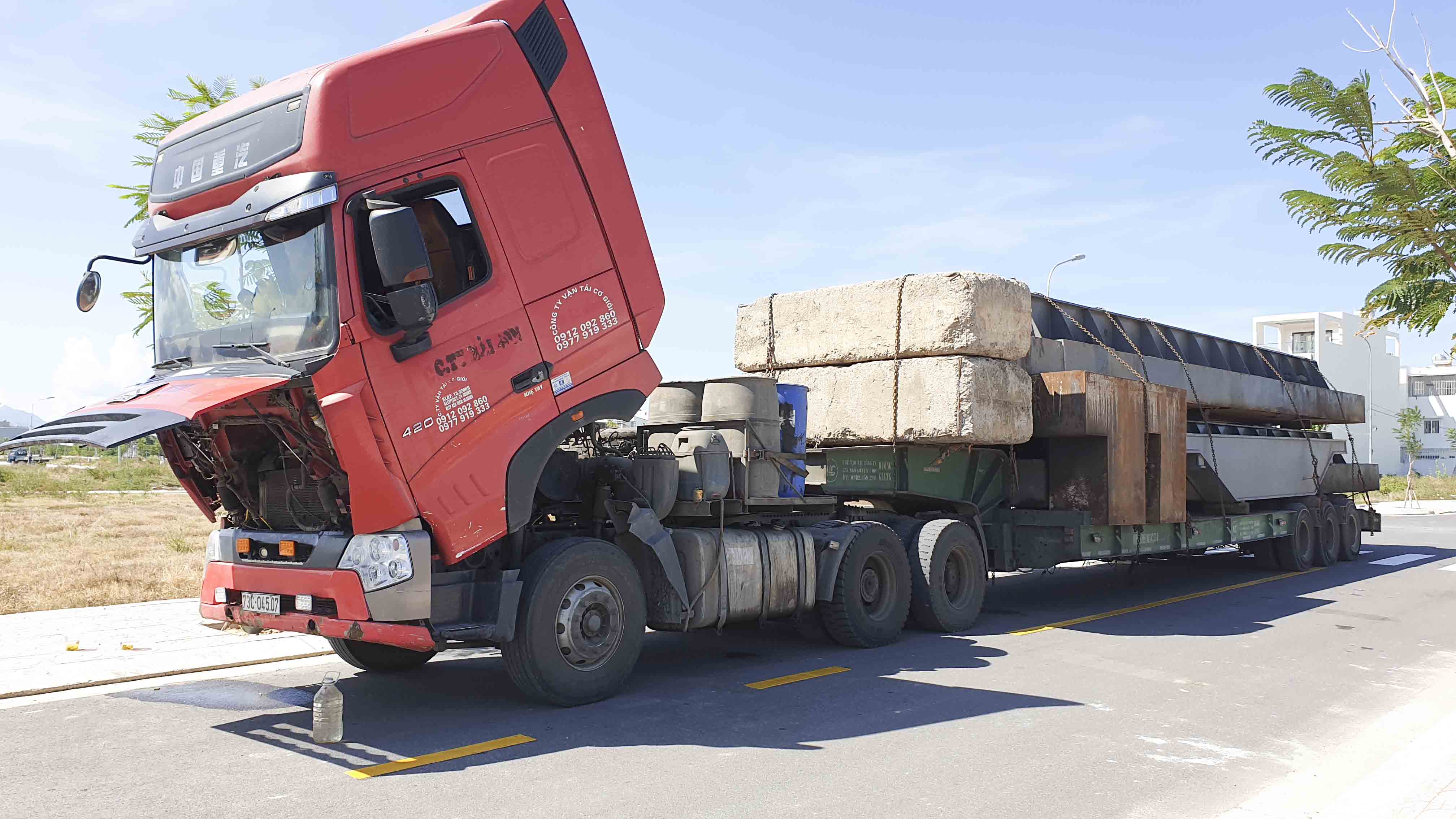 Tài xế không chịu hợp tác, thanh tra giao thông tạm giữ 3 xe nghi quá tải