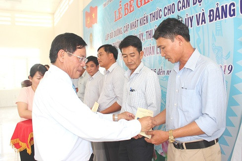 Đại diện lãnh đạo Học viên Chính trị khu vực III trao giấy chứng nhận cho các học viên.