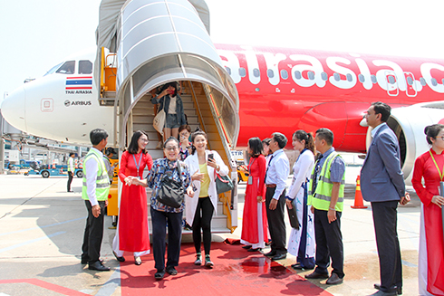 Khách du lịch Thái Lan bay thẳng từ Bangkok đến Cam Ranh bằng máy bay của Air Asia.