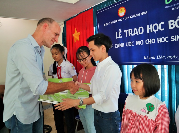 Trao học bổng &quot;Chắp cánh ước mơ&quot; cho 7 học sinh
