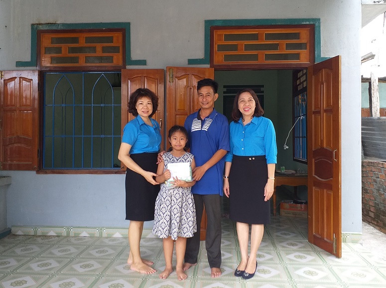 Đại diện công đoàn ngành Giáo dục tỉnh Khánh Hòa tới thăm một gia đình. 