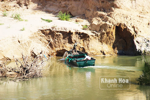 Các bãi tập kết cát trái phép Xã Cam Thành Bắc: Chậm xử lý