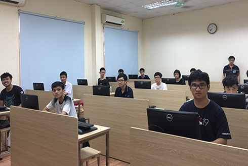 Các thí sinh Việt Nam thi trực tuyến tại Đại học Công nghệ hôm 19/5. Ảnh: BTC