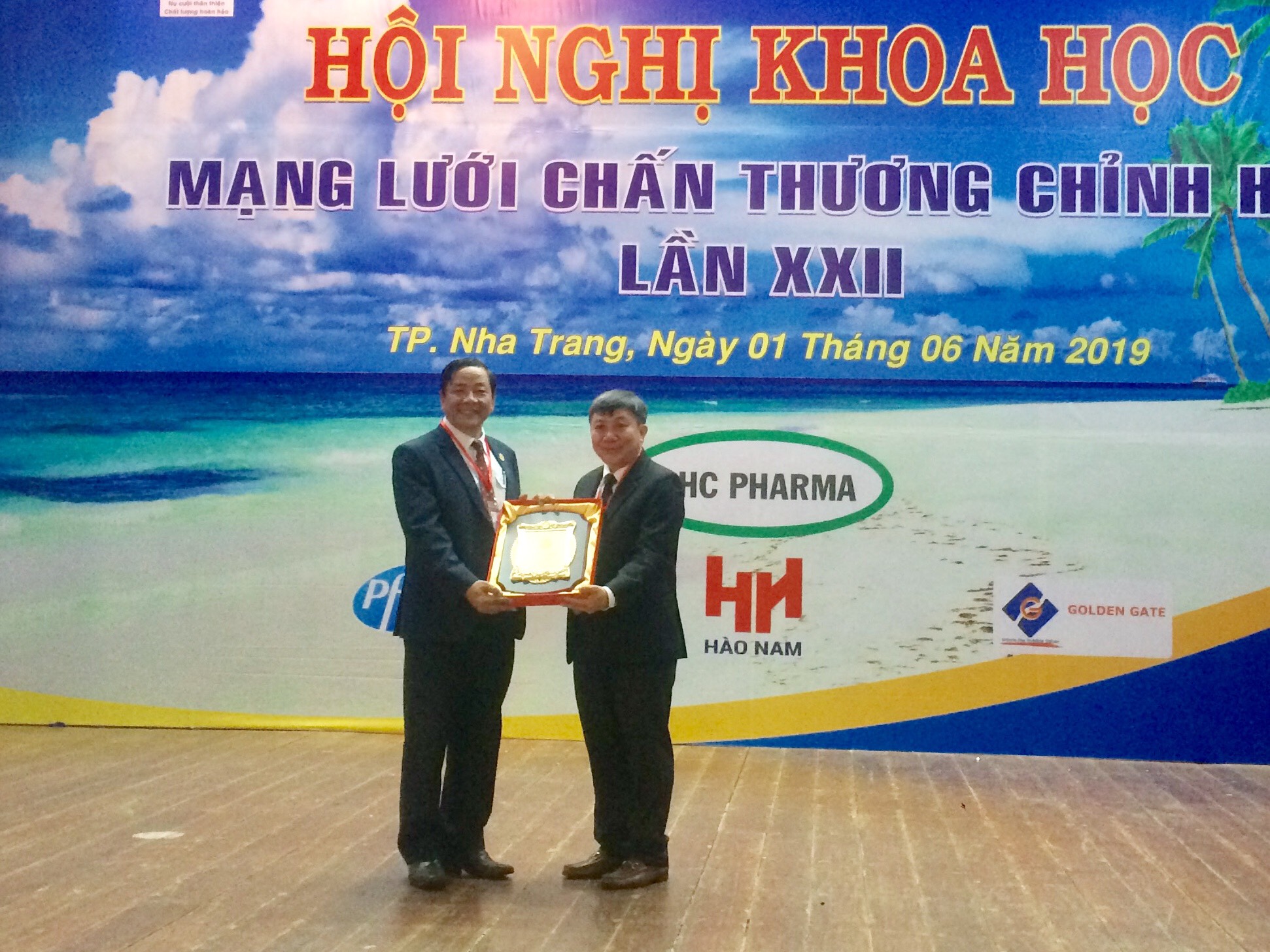 Lãnh đạo Bệnh viện Chấn thương Chỉnh hình tặng lưu niệm cho Bệnh viện Đa khoa tỉnh Khánh Hoà