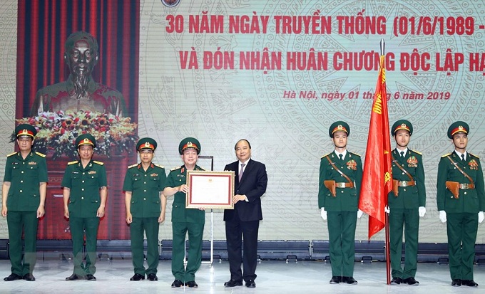 Thừa ủy quyền của Chủ tịch nước Thủ tướng Nguyễn Xuân Phúc trao Huân chương Độc lập hạng nhất cho Tập đoàn Công nghiệp - Viễn thông Quân đội (ảnh TTXVN)
