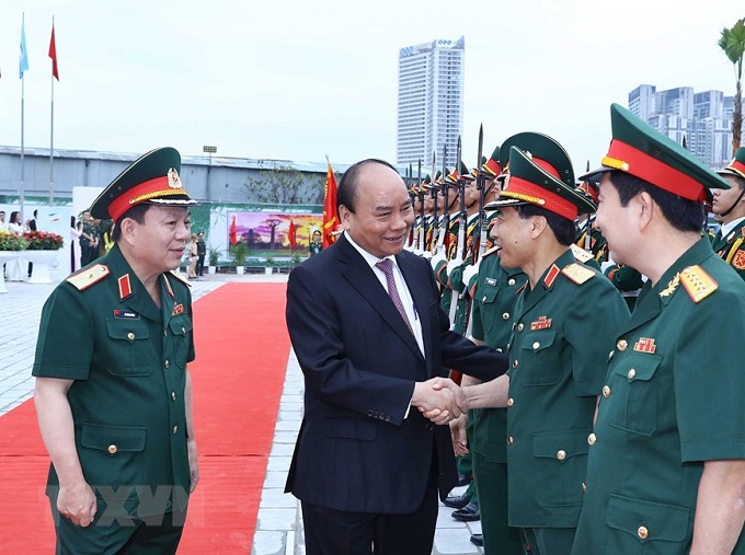 Thủ tướng Nguyễn Xuân Phúc bắt tay chúc mừng lãnh đạo Bộ Quốc phòng và tập đoàn Viettel. (ảnh TTXVN)
