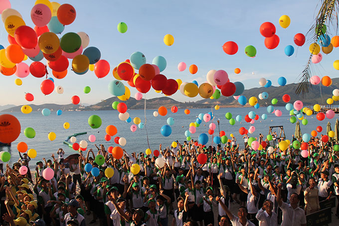 Gần 600 quả bóng mang theo những ước mơ của các em nhỏ được thả lên trời xanh.