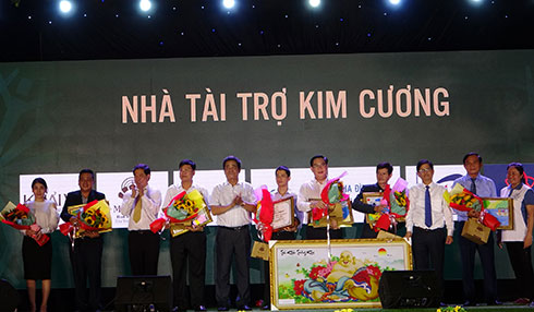 Các vị lãnh đạo tỉnh tặng kỷ niệm chương cho các nhà tài trợ.