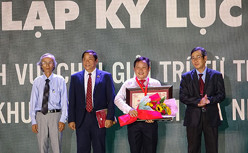 Công ty Cổ phần Hòn Tằm Biển Nha Trang đón nhận kỷ lục.
