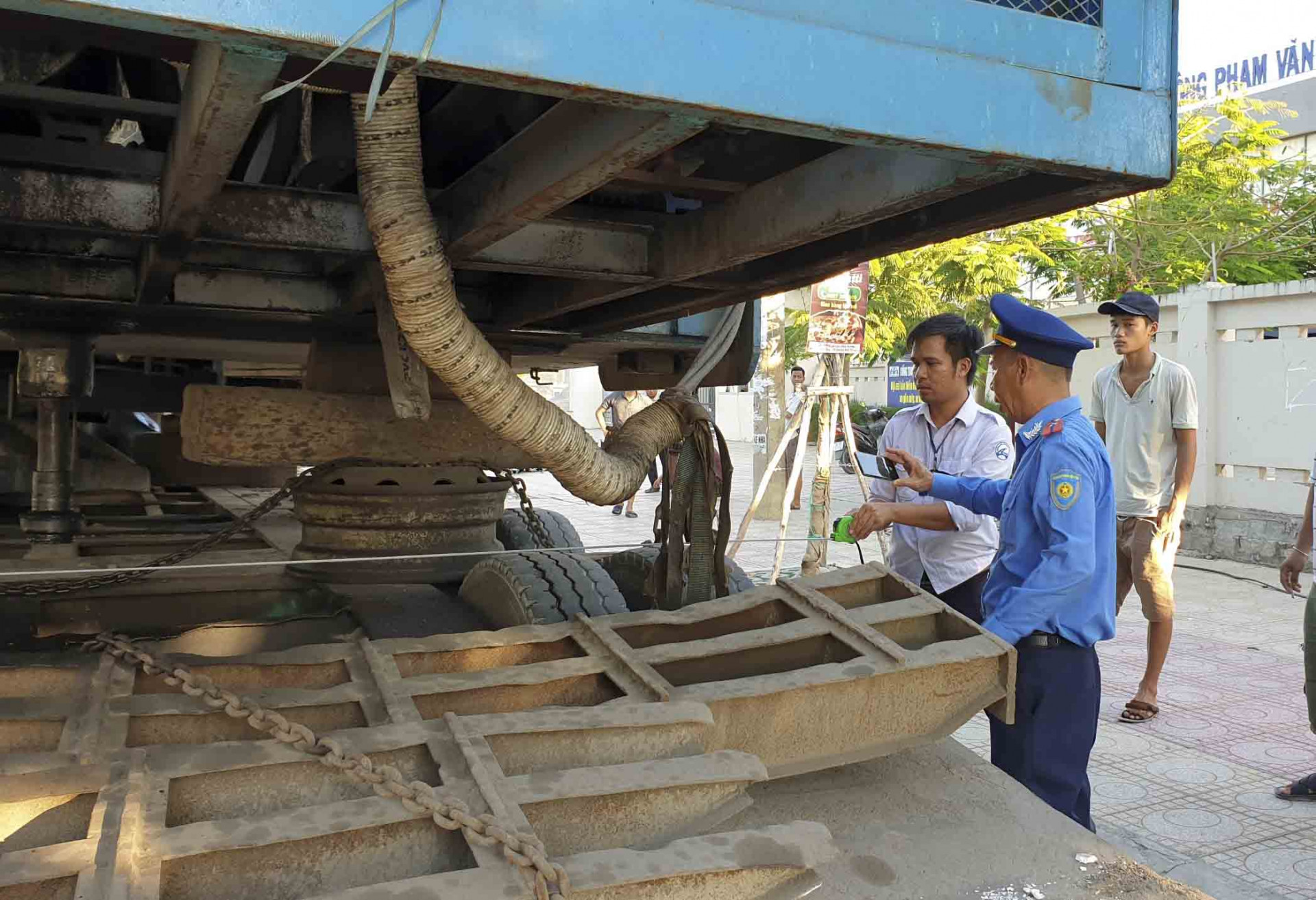 Lực lượng chức năng đo kích thước thùng xe.