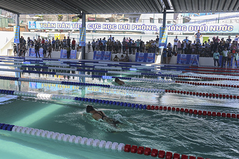 Các vận động viên tranh tài ở giải bơi tỉnh.