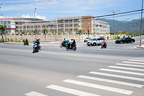 Điểm giao cắt giữa đại lộ Nguyễn Tất Thành với đường đi vào khu vực các trường thường đông đúc vào giờ tan học, tình trạng vượt đèn đỏ thường diễn ra. 