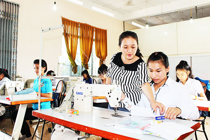 Đào tạo nghề may tại Trường Trung cấp Nghề huyện Diên Khánh. 