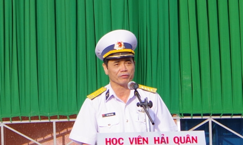 Đại tá Chu Ngọc Sáng - Chính ủy Học viện Hải quân đọc lời phát động đợt thi đua.