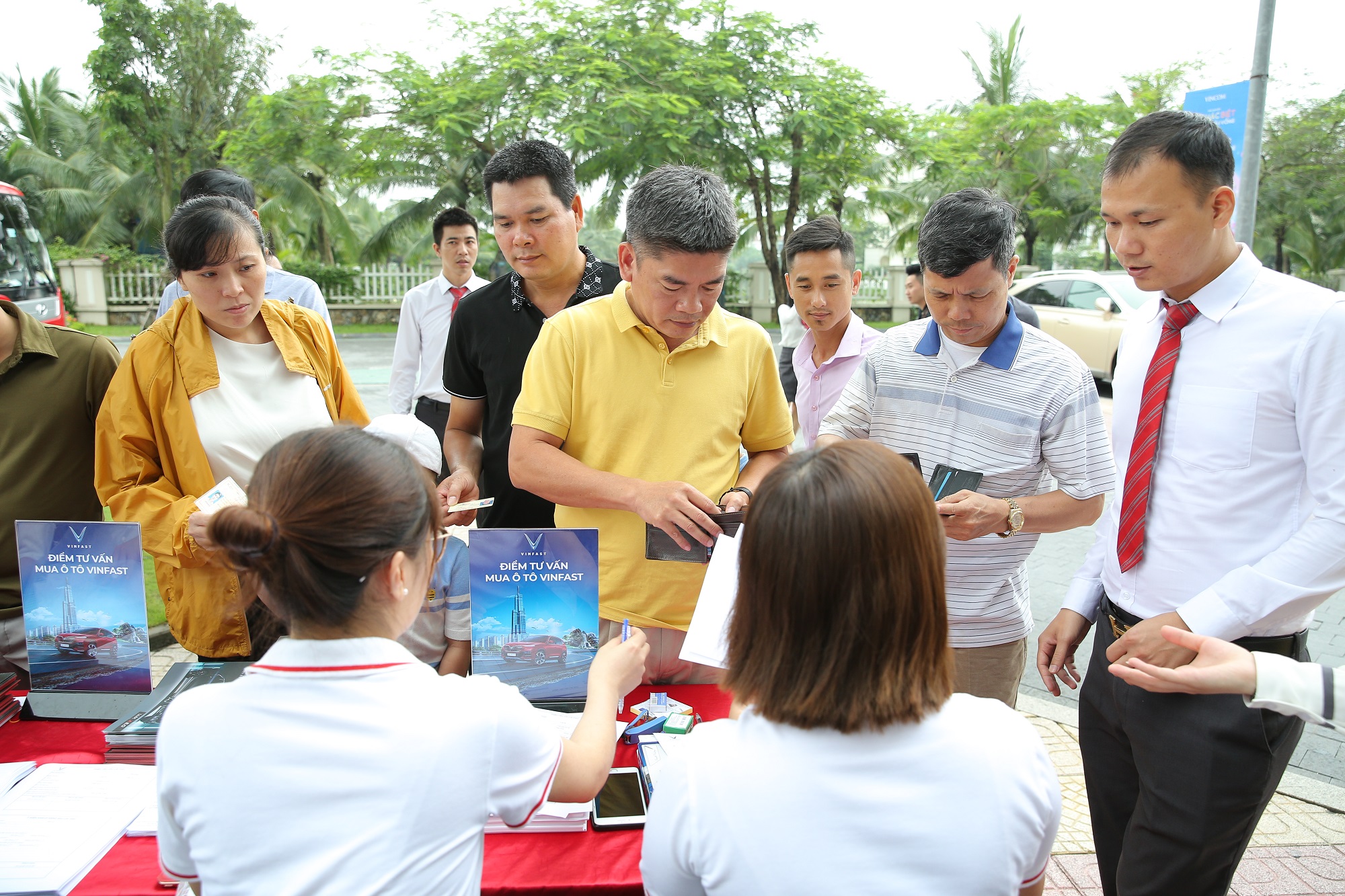 Khách hàng chen nhau lái thử xe VinFast Fadil
