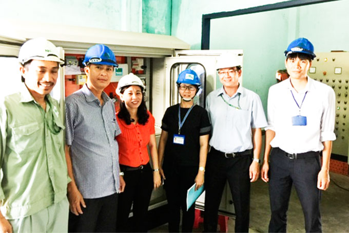 Cơ quan chức năng kiểm tra việc lắp đặt hệ thống quan trắc khí thải tại Nhà máy Đường Biên Hòa - Ninh Hòa.