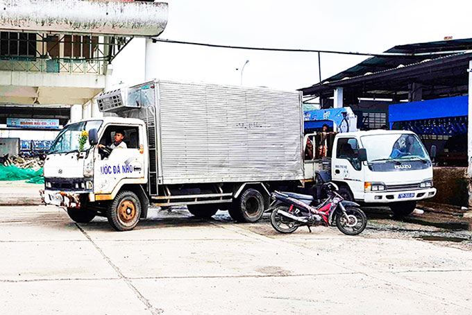 Xe hết hạn sử dụng hoạt động  tại cảng cá Hòn Rớ, Phước Đồng, Nha Trang. 
