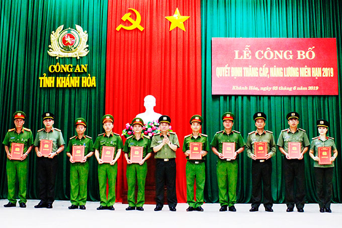 Đại tá Nguyễn Khắc Cường - Giám đốc Công an tỉnh trao quyết định cho 10 đồng chí được thăng cấp hàm từ Trung tá lên Thượng tá.