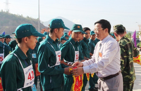 Ông Nguyễn Sỹ Khánh - Phó Chủ tịch UBND TP. Nha Trang trao cờ lưu niệm cho các đoàn vận động viên.