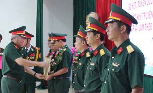 Đại tá Ngô Quang Trung trao Bằng khen của UBND tỉnh cho các tập thể.