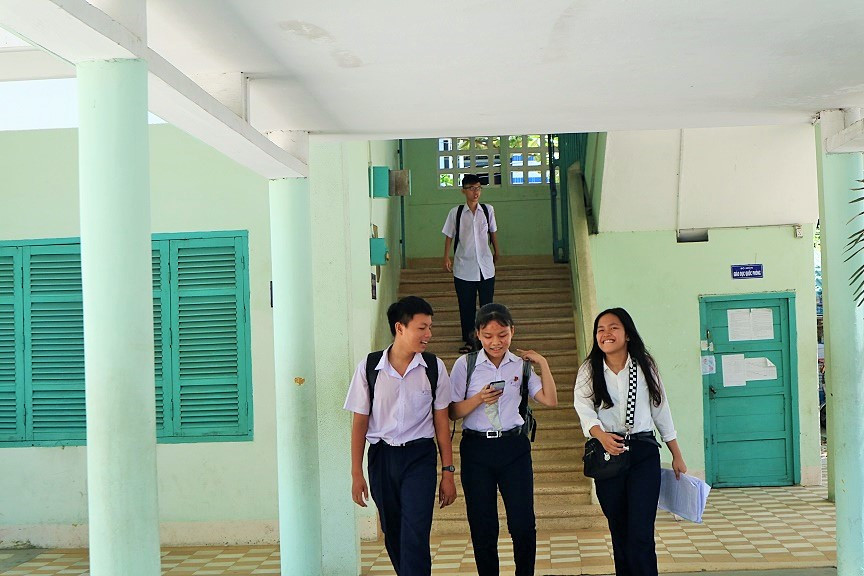 Thí sinh thi tại Trường THPT Nguyễn Văn Trỗi rời phòng thi. 