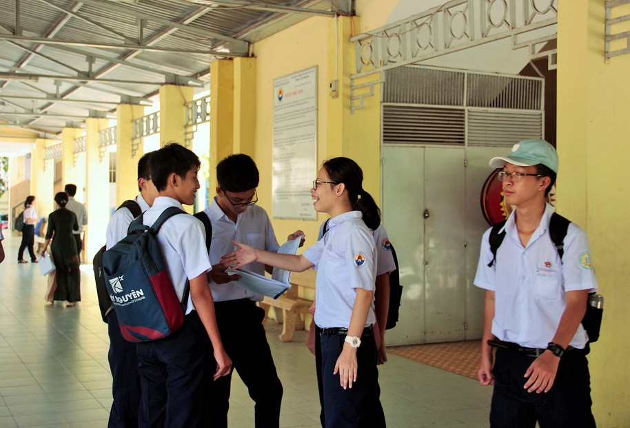 Các thí sinh thi tại THCS Thái Nguyên vui vẻ trao đổi bài sau giờ thi. 