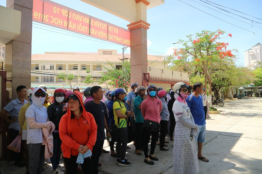 Tại Trường THPT Nguyễn Văn Trỗi, nhiều phụ huynh vào sân trường chờ con khi trống báo hết giờ làm bài. 