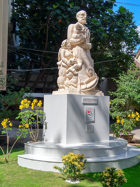 Bức tượng về bác sĩ A.Yersin trong khuôn viên Bệnh viện Đa khoa tỉnh.