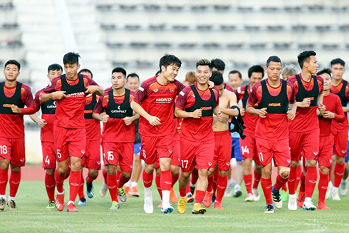 Tuyển Việt Nam trong buổi tập trước trận gặp Thái Lan tại King’s Cup. (nguồn:vnexpress.net) 