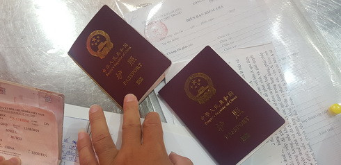 Công an tạm giữ visa của người nước ngoài không có giấy phép lao động. 